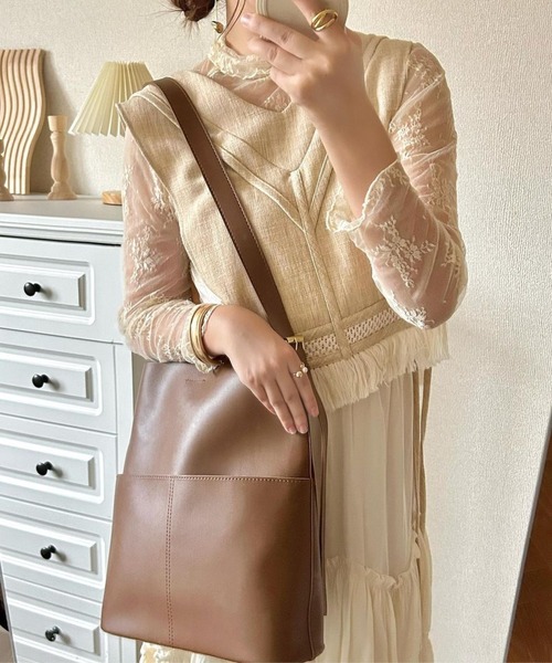 florist（フローリスト）の「【ポーチ付き】縦型バケツシルエットのレザーショルダーバッグ（トートバッグ・レディース・ブラック/モカ/ベージュ/キャメル・FREE）」の6枚目の写真