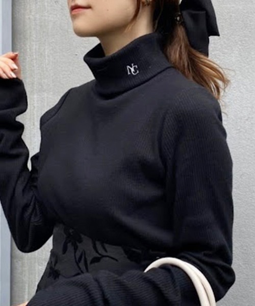 one after another NICE CLAUP（ワンアフターアナザーナイスクラップ）の「NCイニシャルハイネックトップス（Tシャツ/カットソー・レディース・オフホワイト/ブラック/ブラック系その他/ベージュ/ベビーピンク/ホワイト×グレー・FREE）」の3枚目の写真