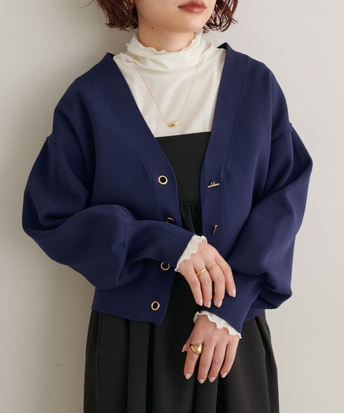 natural couture(ナチュラルクチュール)の「WEB限定カラーあり/プチプラハトメバー釦おしゃれカーディガン(カーディガン/ボレロ・レディース・ブラック/グレイッシュベージュ/ブラウン/ピンク/グリーン/アイボリー/ネイビー・FREE)」の6枚目の写真