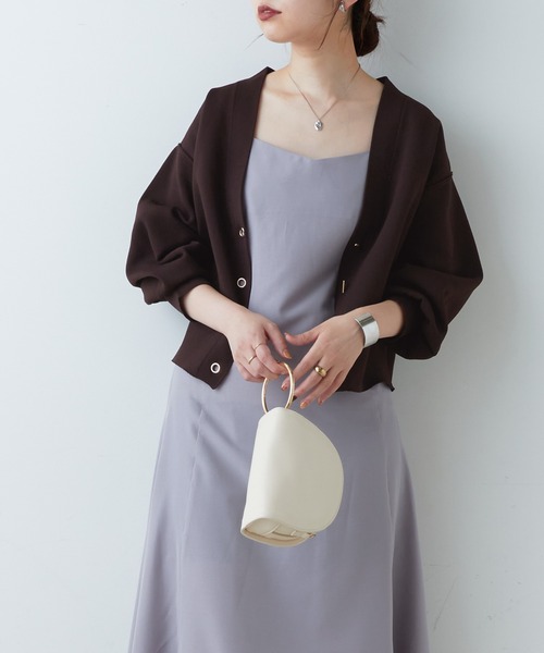 natural couture(ナチュラルクチュール)の「WEB限定カラーあり/プチプラハトメバー釦おしゃれカーディガン(カーディガン/ボレロ・レディース・ブラック/グレイッシュベージュ/ブラウン/ピンク/グリーン/アイボリー/ネイビー・FREE)」の3枚目の写真