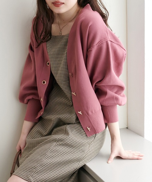 natural couture(ナチュラルクチュール)の「WEB限定カラーあり/プチプラハトメバー釦おしゃれカーディガン(カーディガン/ボレロ・レディース・ブラック/グレイッシュベージュ/ブラウン/ピンク/グリーン/アイボリー/ネイビー・FREE)」の7枚目の写真
