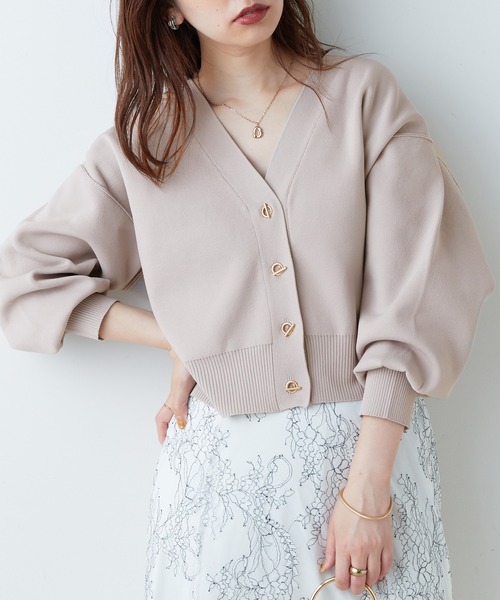 natural couture(ナチュラルクチュール)の「WEB限定カラーあり/プチプラハトメバー釦おしゃれカーディガン(カーディガン/ボレロ・レディース・ブラック/グレイッシュベージュ/ブラウン/ピンク/グリーン/アイボリー/ネイビー・FREE)」の4枚目の写真