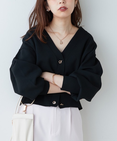 natural couture(ナチュラルクチュール)の「WEB限定カラーあり/プチプラハトメバー釦おしゃれカーディガン(カーディガン/ボレロ・レディース・ブラック/グレイッシュベージュ/ブラウン/ピンク/グリーン/アイボリー/ネイビー・FREE)」の2枚目の写真