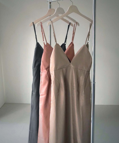 cheriella（シェリエラ）の「【cheriella】WEB限定マルチWAYダブルストラップシワサテンキャミワンピース（ワンピース・レディース・ブラウン/スモークピンク/ブラック・M）」の10枚目の写真