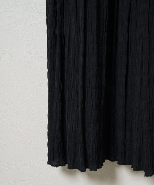 audrey and john wad（オードリーアンドジョンワッド）の「【Audrey and John Wad】異素材MIX８分袖シャーリングロングワンピース（ワンピース・レディース・ホワイト/ブラック/ベージュ・FREE）」の6枚目の写真