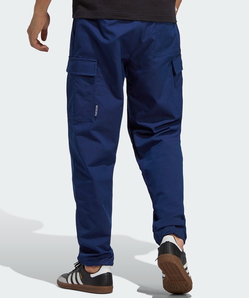 adidas（アディダス）の「BLUE VERSION カーゴパンツ