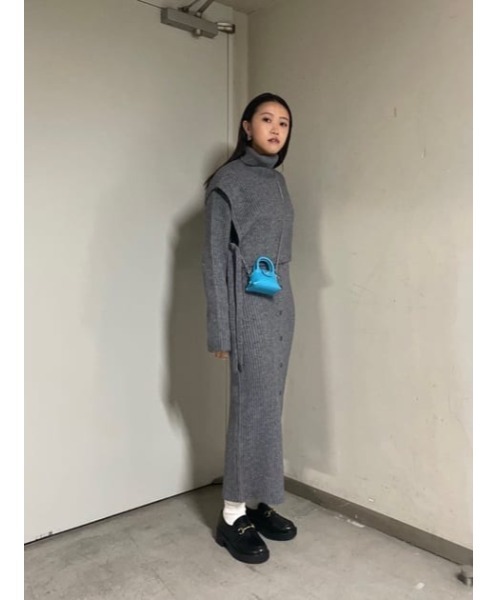 MOUSSY（マウジー）の「LAYERED CAPE KNIT ドレス（ワンピース・レディース・ライトカーキ/チャコールグレー/ブラウン/ブラック・1/2）」の8枚目の写真