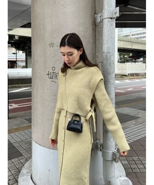MOUSSY（マウジー）の「LAYERED CAPE KNIT ドレス（ワンピース・レディース・ライトカーキ/チャコールグレー/ブラウン/ブラック・1/2）」の6枚目の写真