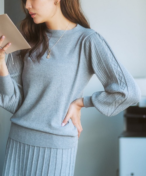 7days Life Styling(セブンデイズライフスタイリング)の「【毛玉になりにくい】洗えるデザイン編み柄パフスリーブニット(もちもち綿混)(セットアップ対応)(ニット/セーター・レディース・ライトベージュ/プラム/杢グレー/グレー系/ブラック/ブルー系・L/LL/S/M)」の1枚目の写真