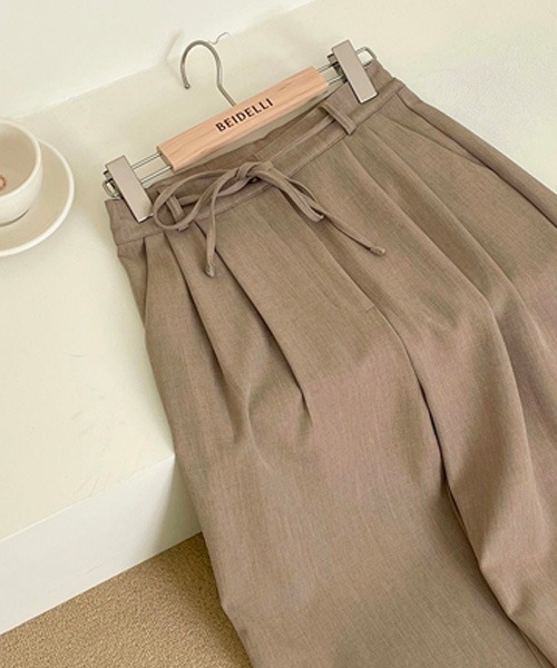 BEIDELLI（ベイデリー）の「[BELLIDE MADE] リボンハイウエストストレートスラックスパンツ（スラックス・レディース・モカ・SMALL/MEDIUM）」の15枚目の写真