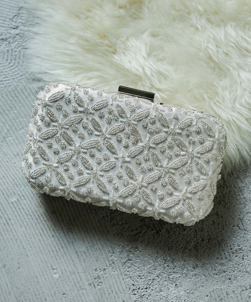 niana（ニアナ）の「リーフパターンビーズ刺繍ハードパーティークラッチバッグ（クラッチバッグ・レディース・ブラック/アイボリー・FREE）」の2枚目の写真