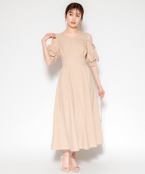 AND COUTURE（アンドクチュール）の「ウエストタック肩開き
