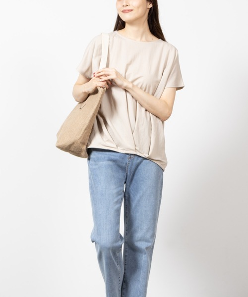 NAVY(ネイビー)の「SARARI 冷感裾タック無地半袖Tシャツ(Tシャツ/カットソー・レディース・ベージュ/イエロー/チャコール/ブルー/カーキ・フリー)」の11枚目の写真