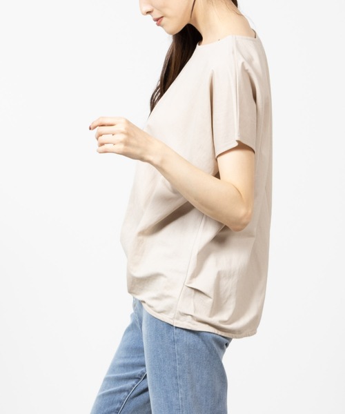 NAVY(ネイビー)の「SARARI 冷感裾タック無地半袖Tシャツ(Tシャツ/カットソー・レディース・ベージュ/イエロー/チャコール/ブルー/カーキ・フリー)」の7枚目の写真
