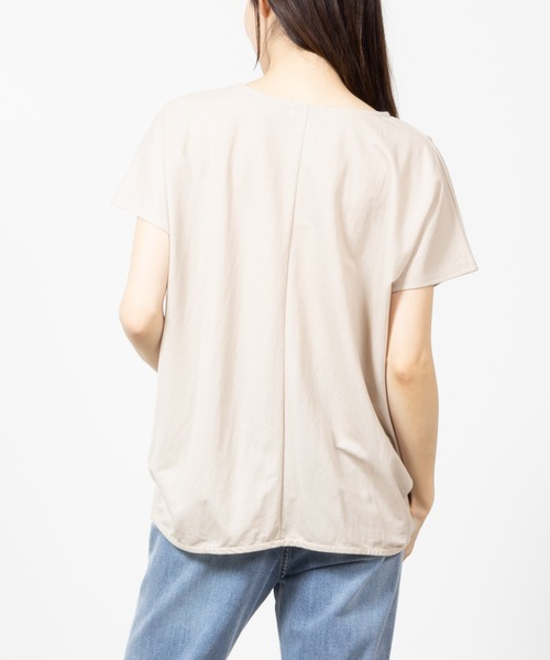 NAVY(ネイビー)の「SARARI 冷感裾タック無地半袖Tシャツ(Tシャツ/カットソー・レディース・ベージュ/イエロー/チャコール/ブルー/カーキ・フリー)」の13枚目の写真