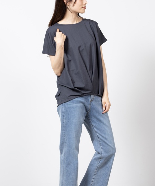 NAVY(ネイビー)の「SARARI 冷感裾タック無地半袖Tシャツ(Tシャツ/カットソー・レディース・ベージュ/イエロー/チャコール/ブルー/カーキ・フリー)」の15枚目の写真