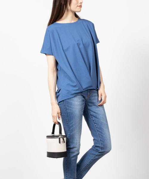 NAVY(ネイビー)の「SARARI 冷感裾タック無地半袖Tシャツ(Tシャツ/カットソー・レディース・ベージュ/イエロー/チャコール/ブルー/カーキ・フリー)」の9枚目の写真