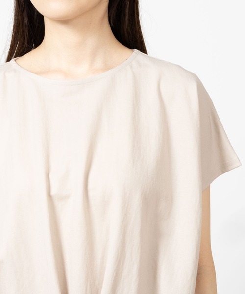 NAVY(ネイビー)の「SARARI 冷感裾タック無地半袖Tシャツ(Tシャツ/カットソー・レディース・ベージュ/イエロー/チャコール/ブルー/カーキ・フリー)」の17枚目の写真