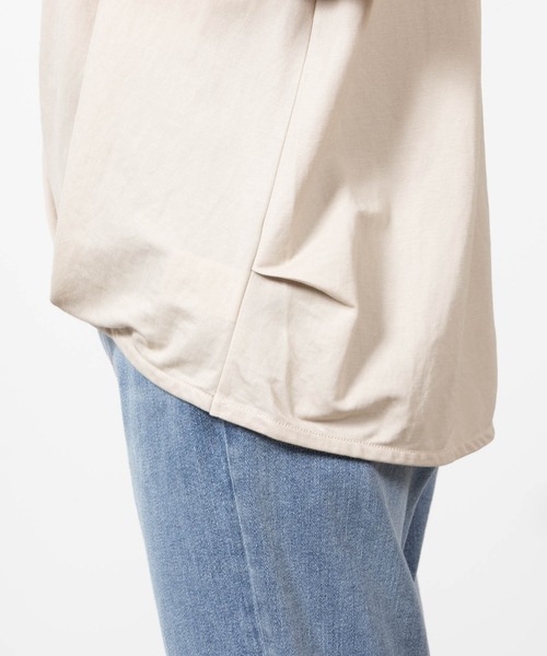 NAVY(ネイビー)の「SARARI 冷感裾タック無地半袖Tシャツ(Tシャツ/カットソー・レディース・ベージュ/イエロー/チャコール/ブルー/カーキ・フリー)」の8枚目の写真