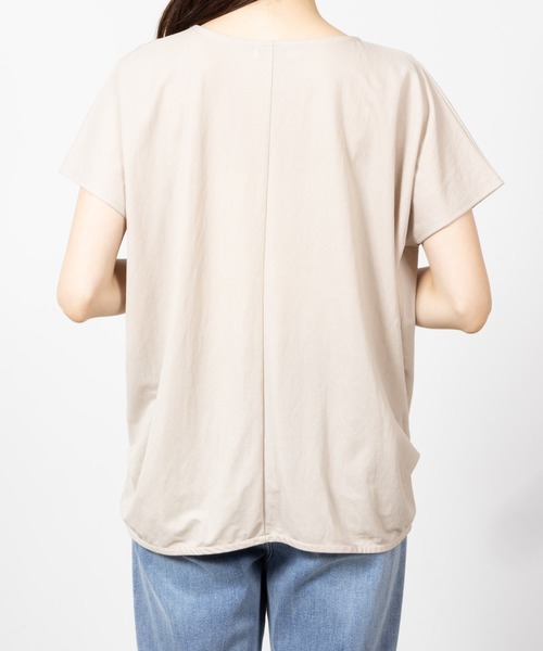 NAVY(ネイビー)の「SARARI 冷感裾タック無地半袖Tシャツ(Tシャツ/カットソー・レディース・ベージュ/イエロー/チャコール/ブルー/カーキ・フリー)」の14枚目の写真