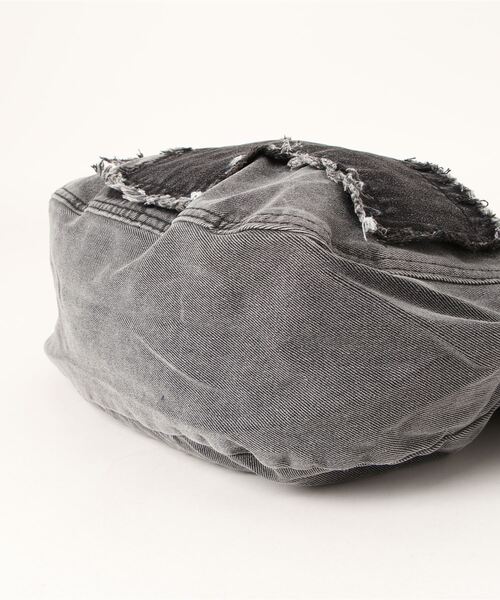 SPINNS（スピンズ）の「クロスデニムショルダーバッグ（ショルダーバッグ・レディース・ブラック/ブルー・ONESIZE）」の4枚目の写真