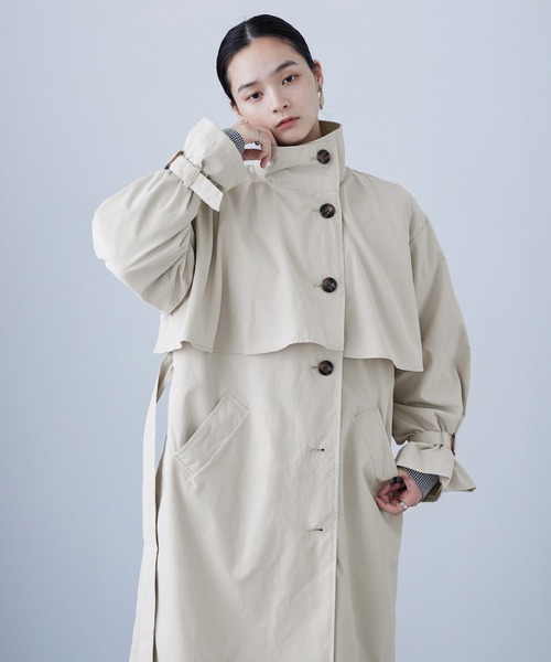 Fashion Letter（ファッションレター）の「胸ヨーク付き スタンドカラートレンチコート（トレンチコート・レディース・ベージュ/カーキ/グレイッシュベージュ/サンドベージュ・M/L）」の2枚目の写真