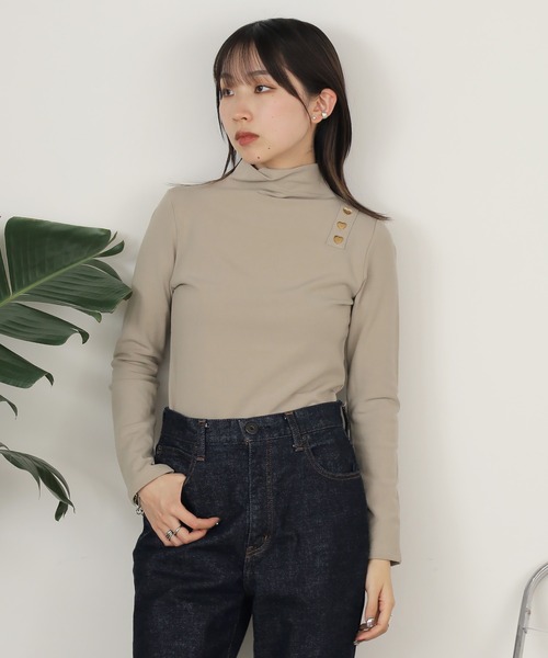 ROOPTOKYO(ループトウキョウ)の「ハートデザインボタン ハイネックカットソー(Tシャツ/カットソー・レディース・ブラウン/ブラック/イエロー/レッド/ライトブラウン/ベージュ/アイボリー/アッシュブラウン・FREE)」の6枚目の写真