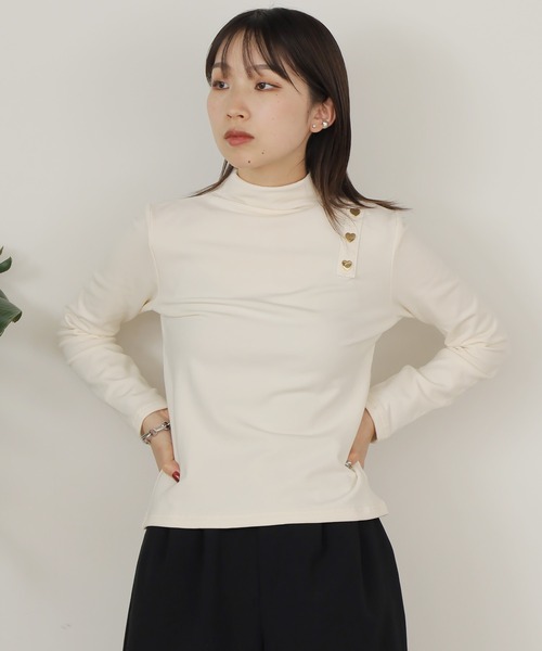 ROOPTOKYO(ループトウキョウ)の「ハートデザインボタン ハイネックカットソー(Tシャツ/カットソー・レディース・ブラウン/ブラック/イエロー/レッド/ライトブラウン/ベージュ/アイボリー/アッシュブラウン・FREE)」の5枚目の写真