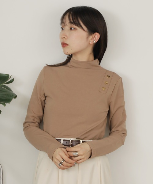 ROOPTOKYO(ループトウキョウ)の「ハートデザインボタン ハイネックカットソー(Tシャツ/カットソー・レディース・ブラウン/ブラック/イエロー/レッド/ライトブラウン/ベージュ/アイボリー/アッシュブラウン・FREE)」の4枚目の写真