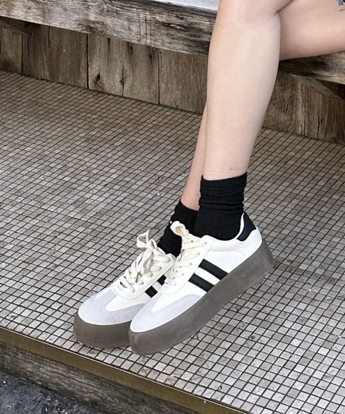 Silly（シリー）の「【レトロコーデに♪】ボリュームソールジャーマンスニーカー（スニーカー・レディース・ブラック/ホワイト・LARGE/SMALL/MEDIUM）」の3枚目の写真