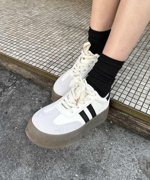 Silly（シリー）の「【レトロコーデに♪】ボリュームソールジャーマンスニーカー（スニーカー・レディース・ブラック/ホワイト・LARGE/SMALL/MEDIUM）」の4枚目の写真