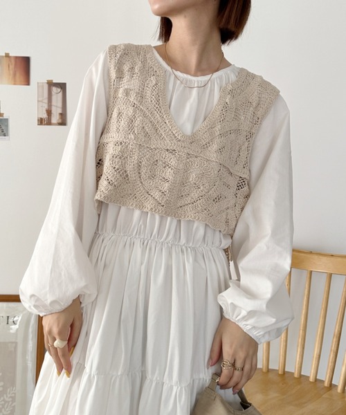 CLEA（クレア）の「コットンクロシェレースアップレイヤードベスト（ベスト・レディース・アイボリー/ホワイト・FREE）」の2枚目の写真