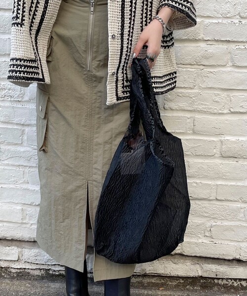 fredy emue（フレディエミュ）の「エンボスオーガンジートートバッグ（トートバッグ・レディース・ブラック/ラベンダー/オフホワイト・FREE）」の2枚目の写真