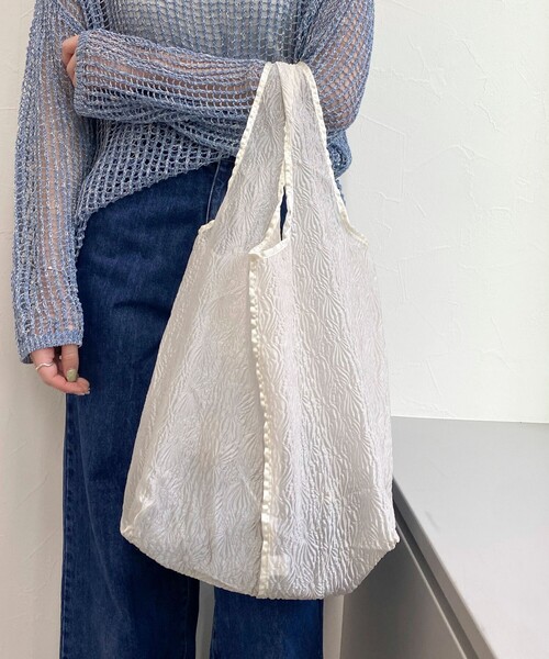 fredy emue（フレディエミュ）の「エンボスオーガンジートートバッグ（トートバッグ・レディース・ブラック/ラベンダー/オフホワイト・FREE）」の4枚目の写真