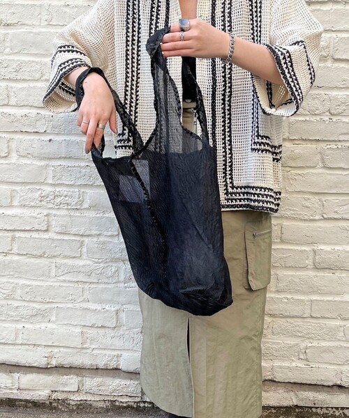 fredy emue（フレディエミュ）の「エンボスオーガンジートートバッグ（トートバッグ・レディース・ブラック/ラベンダー/オフホワイト・FREE）」の13枚目の写真