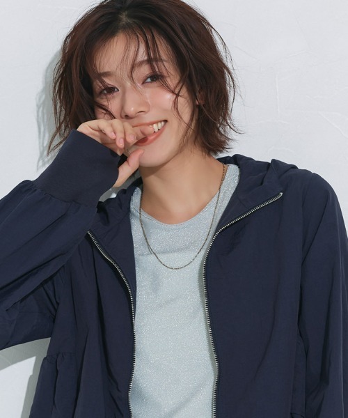 Pierrot（ピエロ）の「UVカットバックフリルパーカー（パーカー・レディース・アイボリー/ライトベージュ/ネイビー/ブラック・L/M）」の9枚目の写真