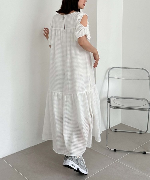 archives（アルシーヴ）の「ショルダーシャーリングティアードワンピース（ワンピース・レディース・ブラック/オフホワイト/グリーン・MEDIUM）」の12枚目の写真