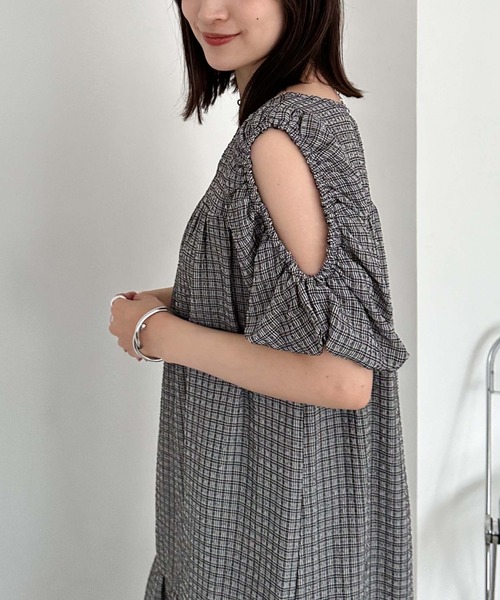 archives（アルシーヴ）の「ショルダーシャーリングティアードワンピース（ワンピース・レディース・ブラック/オフホワイト/グリーン・MEDIUM）」の16枚目の写真