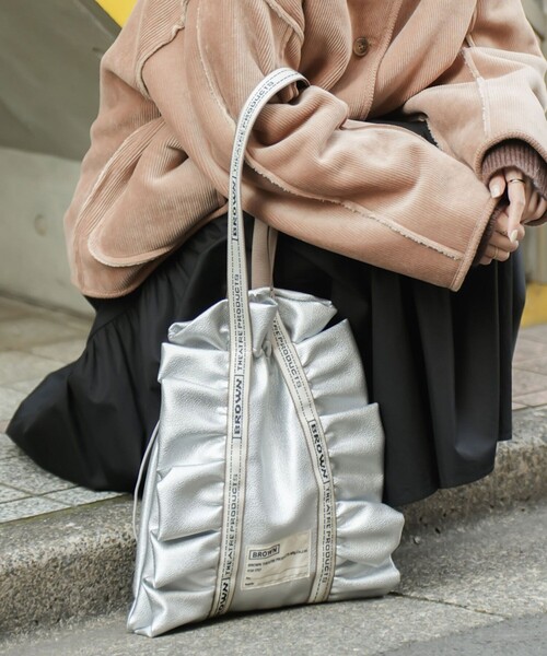 FREAK'S STORE(フリークスストア)の「BROWN THEATRE PRODUCTS × FREAK'S STORE/ブラウン 別注 フェイクレザー フリルシューズバッグ(トートバッグ・レディース・シルバー/ブラック/ブラウン・ONE SIZE)」の4枚目の写真