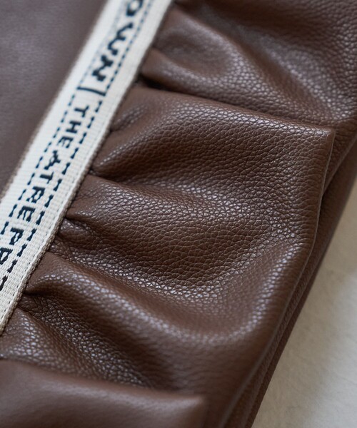 FREAK'S STORE(フリークスストア)の「BROWN THEATRE PRODUCTS × FREAK'S STORE/ブラウン 別注 フェイクレザー フリルシューズバッグ(トートバッグ・レディース・シルバー/ブラック/ブラウン・ONE SIZE)」の17枚目の写真