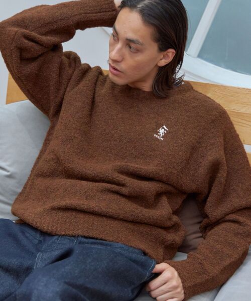 FFEIN（フェイン）の「【FFEIN(フェイン)】ワンポイント刺繍ブークレプルオーバーニット / クルーネック ワイドシルエット 刺繍（ニット/セーター・メンズ・ブルー/マスタード/ブラウン/ネイビー/ホワイト系その他2・SMALL/MEDIUM/LARGE）」の3枚目の写真