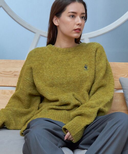 FFEIN（フェイン）の「【FFEIN(フェイン)】ワンポイント刺繍ブークレプルオーバーニット / クルーネック ワイドシルエット 刺繍（ニット/セーター・メンズ・ブルー/マスタード/ブラウン/ネイビー/ホワイト系その他2・SMALL/MEDIUM/LARGE）」の6枚目の写真