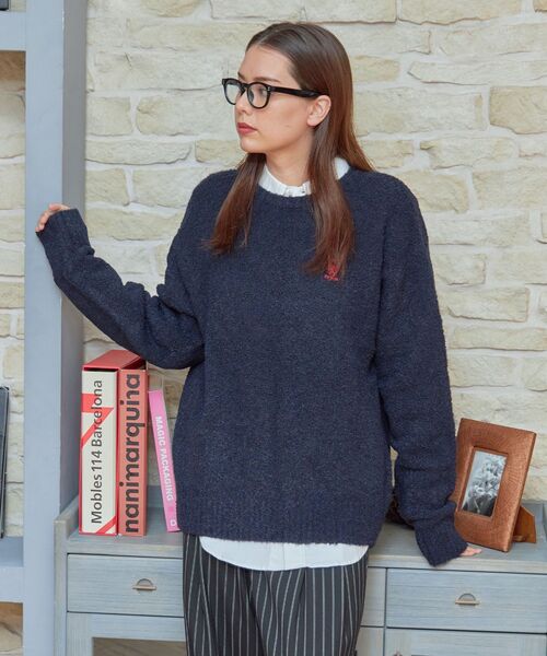 FFEIN（フェイン）の「【FFEIN(フェイン)】ワンポイント刺繍ブークレプルオーバーニット / クルーネック ワイドシルエット 刺繍（ニット/セーター・メンズ・ブルー/マスタード/ブラウン/ネイビー/ホワイト系その他2・SMALL/MEDIUM/LARGE）」の11枚目の写真