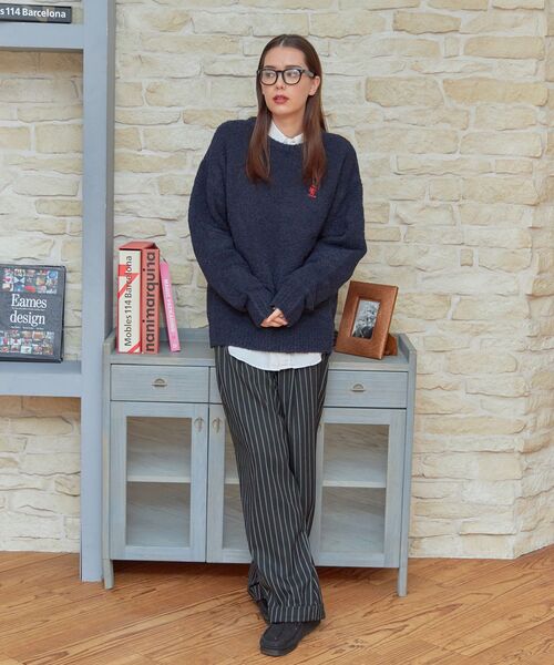 FFEIN（フェイン）の「【FFEIN(フェイン)】ワンポイント刺繍ブークレプルオーバーニット / クルーネック ワイドシルエット 刺繍（ニット/セーター・メンズ・ブルー/マスタード/ブラウン/ネイビー/ホワイト系その他2・SMALL/MEDIUM/LARGE）」の12枚目の写真