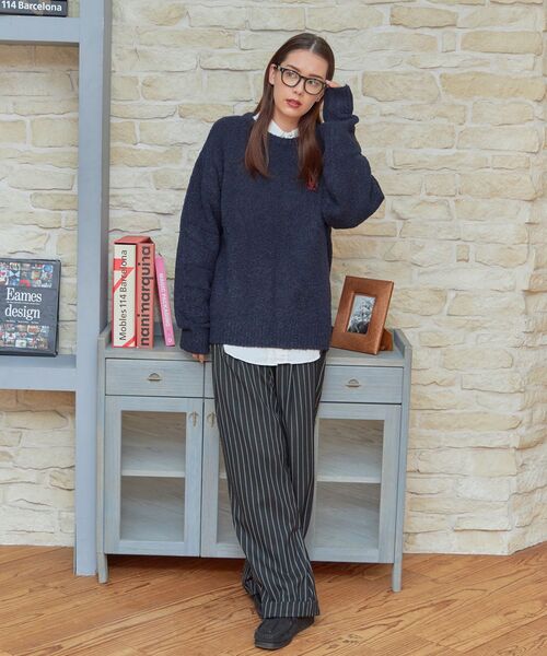 FFEIN（フェイン）の「【FFEIN(フェイン)】ワンポイント刺繍ブークレプルオーバーニット / クルーネック ワイドシルエット 刺繍（ニット/セーター・メンズ・ブルー/マスタード/ブラウン/ネイビー/ホワイト系その他2・SMALL/MEDIUM/LARGE）」の13枚目の写真