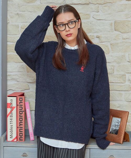 FFEIN（フェイン）の「【FFEIN(フェイン)】ワンポイント刺繍ブークレプルオーバーニット / クルーネック ワイドシルエット 刺繍（ニット/セーター・メンズ・ブルー/マスタード/ブラウン/ネイビー/ホワイト系その他2・SMALL/MEDIUM/LARGE）」の14枚目の写真