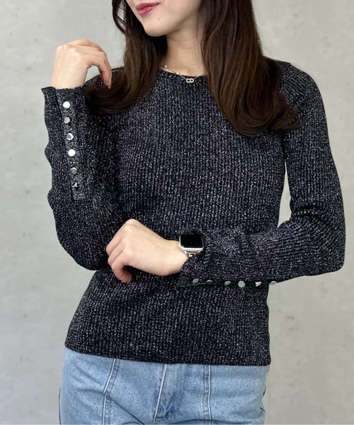 Per sist ence(パーシエンス)の「ラメリブシルバー釦クルーネックプルオーバー(Tシャツ/カットソー・レディース・ブラック/チャコールグレー/シルバー・FREE)」の2枚目の写真