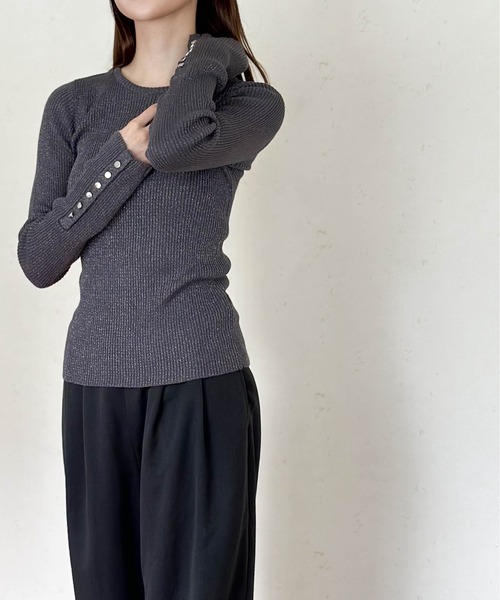 Per sist ence(パーシエンス)の「ラメリブシルバー釦クルーネックプルオーバー(Tシャツ/カットソー・レディース・ブラック/チャコールグレー/シルバー・FREE)」の6枚目の写真