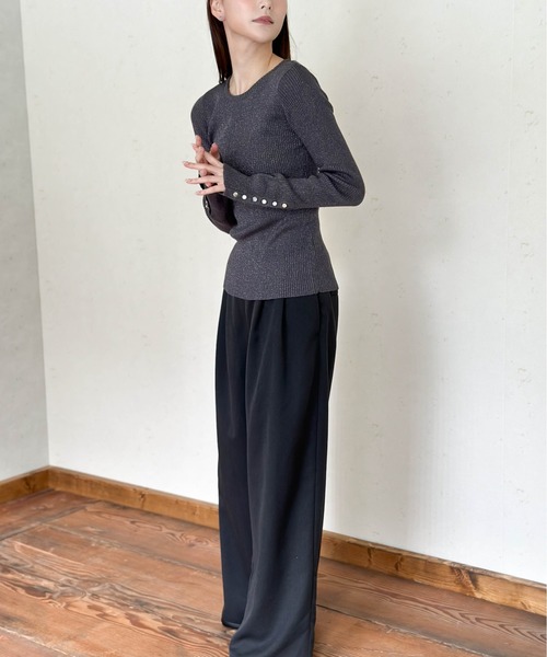 Per sist ence(パーシエンス)の「ラメリブシルバー釦クルーネックプルオーバー(Tシャツ/カットソー・レディース・ブラック/チャコールグレー/シルバー・FREE)」の7枚目の写真