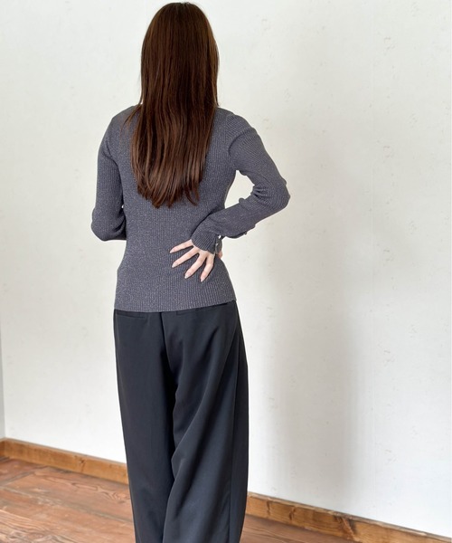 Per sist ence(パーシエンス)の「ラメリブシルバー釦クルーネックプルオーバー(Tシャツ/カットソー・レディース・ブラック/チャコールグレー/シルバー・FREE)」の14枚目の写真